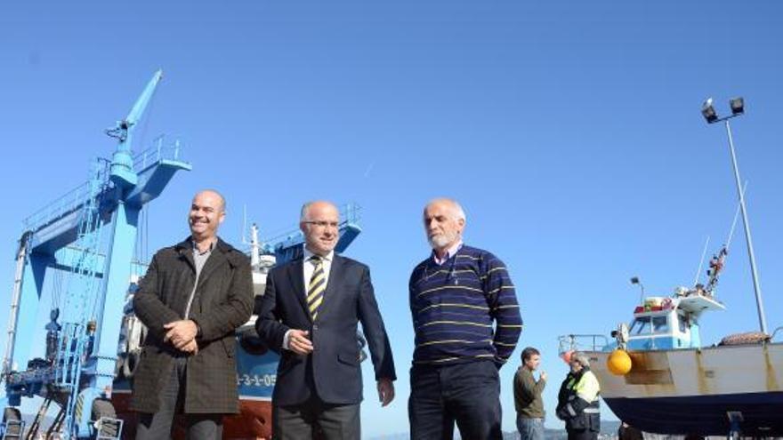 El alcalde de Bueu, Félix Juncal, y el presidente de Portos, José Juan Durán, durante una visita a la localidad. // Gonzalo Núñez