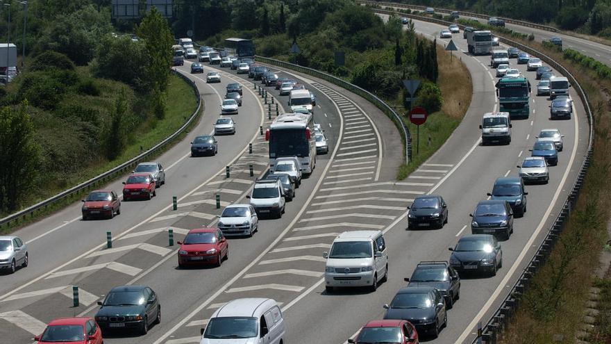 Atascos en la carretera por la operación salida. // Nacho Orejas.