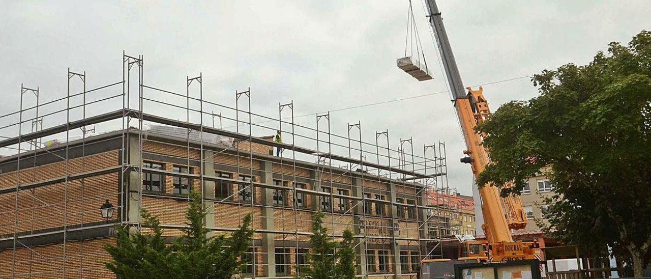 Obras en el colegio Xulio Camba, de Vilanova, ayer.