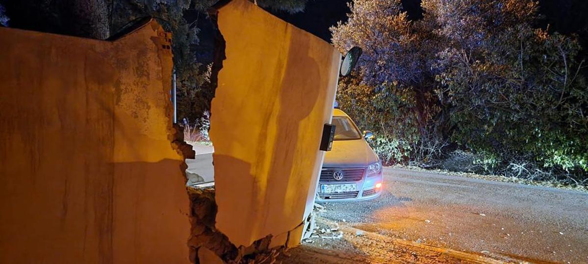 El impacto del coche desgajó el muro de la vivienda ubicada en el Camí de Marco.