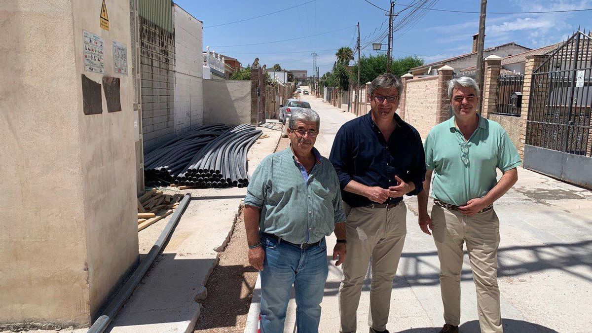 El alcalde de Puente Genil, Sergio Velasco, en el lugar de inicio de las obras, acompañado por el gerente de Emproacsa, Manuel Martín, y el presidente de Egemasa, Rafael Morales.
