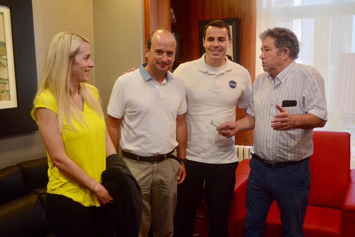 Fernando Abilleira, con su familia y el alcalde de Pontevedra, Miguel Lores, en 2019