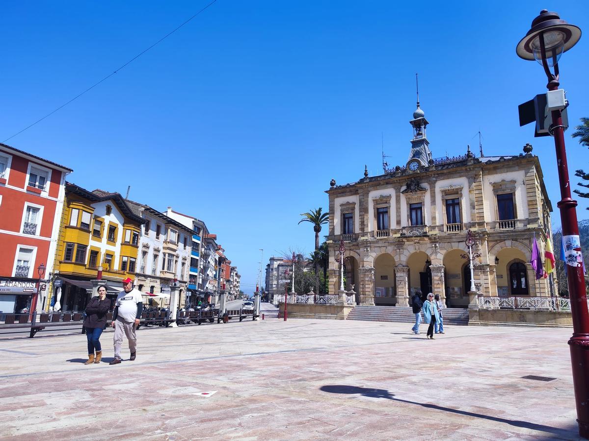 Plaza del Ayuntamiento de Villaviciosa, con la Casa Consistorial al fondo.