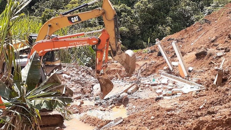 Maquinaria trabajando en Mallama, en el departamento colombiano de Nariño, tras un deslizamiento de tierra.