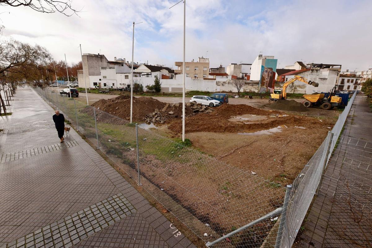 Solar de Miraflores utilizado antes de su vallado como aparcamiento por vecinos del Campo de la Verdad.