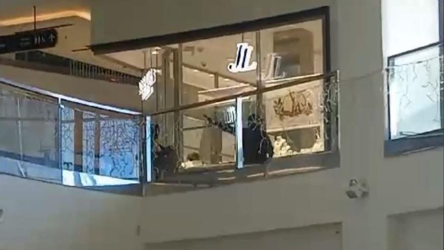 El vídeo del atraco: Momento en el que los ladrones asaltan una joyería en Salera
