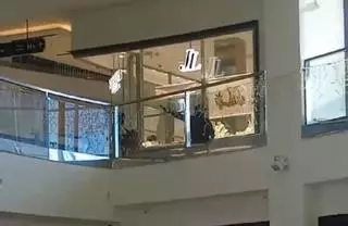 El vídeo del atraco: Momento en el que los ladrones asaltan una joyería en Salera