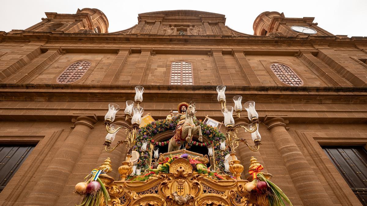 Santiago de Los Caballeros en el frontis del Santuario de Santiago durante la Romería del sábado.