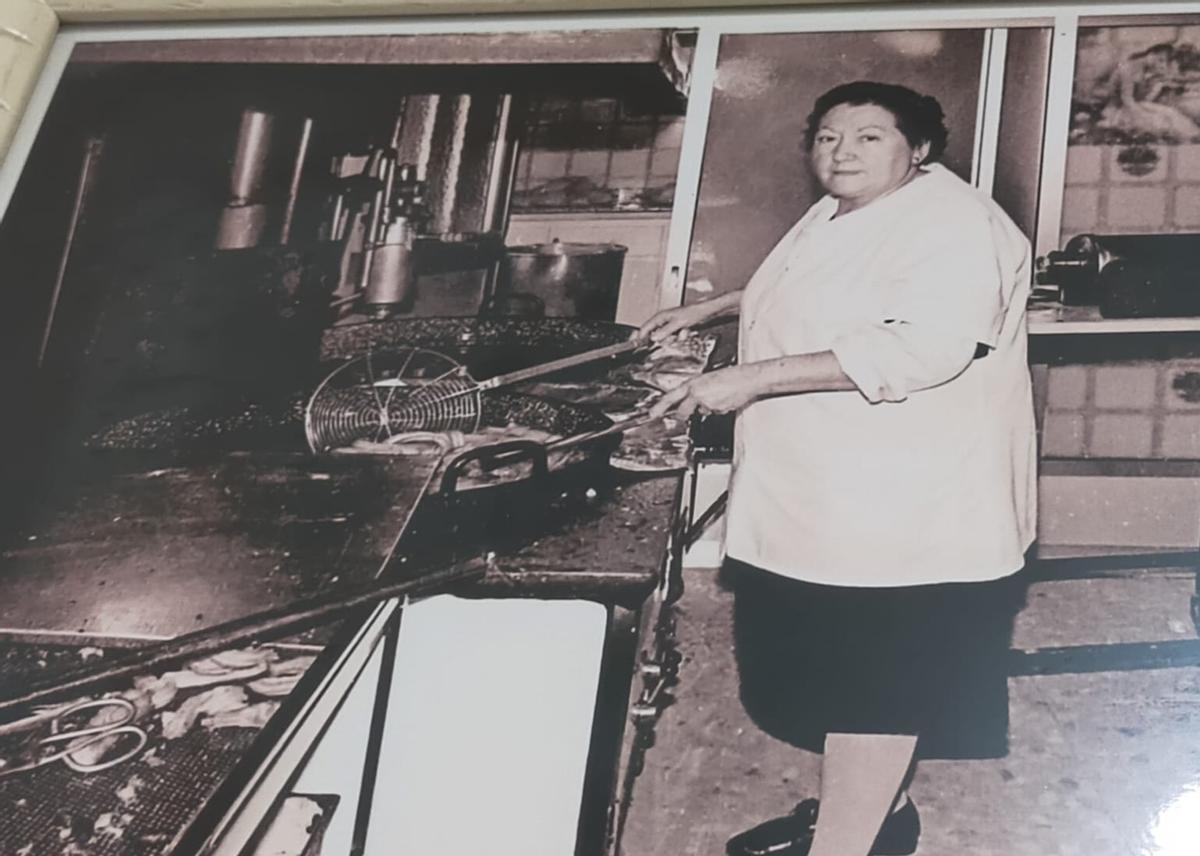 Juana, en su churrería de Plasencia, en una foto antigua que le regaló un cliente.