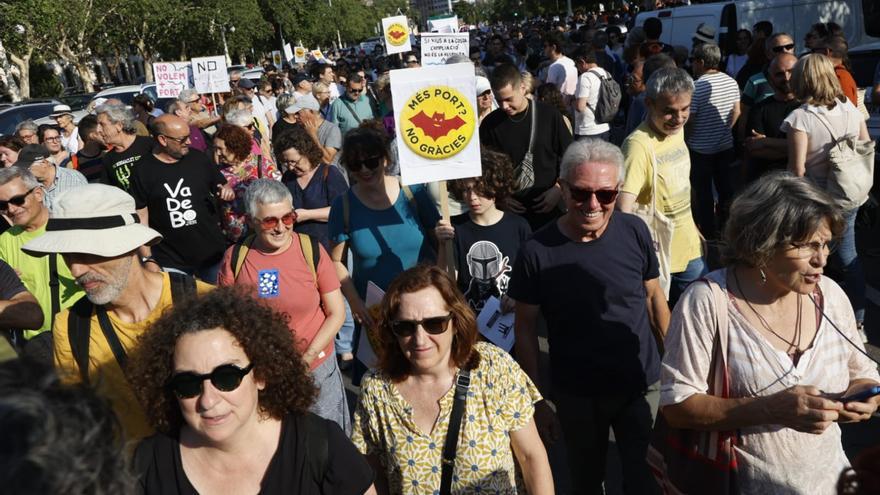 Así ha sido la manifestación contra la ampliación del Puerto de València