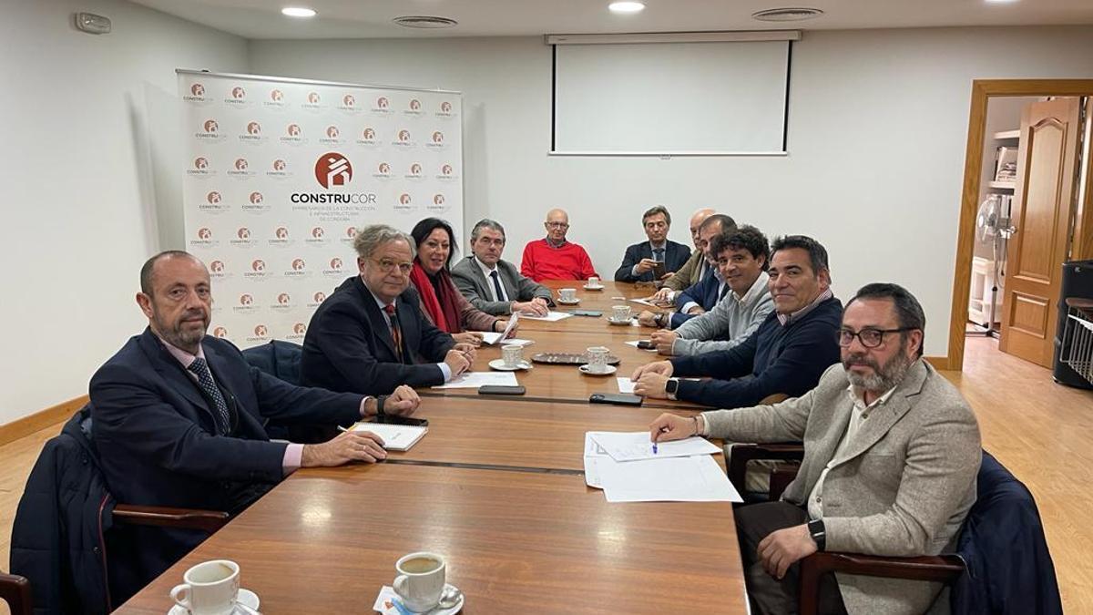 Salvador Fuentes y Mª Dolores Jiménez (segundo y tercera por la izquierda), en la reunión mantenida por Construcor y responsables de Urbanismo en el Ayuntamiento de Córdoba.