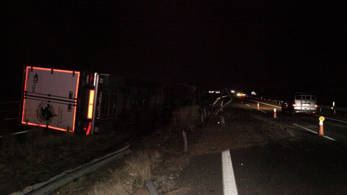 El camión se quedó volcado sobre el otro carril.