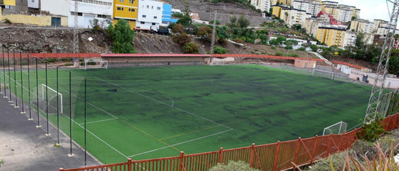 En la imagen superior, el campo de Hoya de La Plata, al que vino muy bien la lluvia. Sobre estas líneas, el &#039;M.M . Naño&#039; de Playa de Melenara, el más afectado de todos y el primero en el que se prohibió jugar.