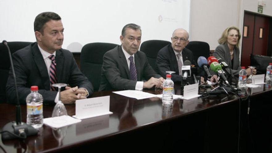 Miguel Benarroch, responsable del área de DISA (i.); Paulino Rivero; el rector de La Laguna, Eduardo Doménech; y la directora del proyecto, María Luisa Tejedor. | d.p.