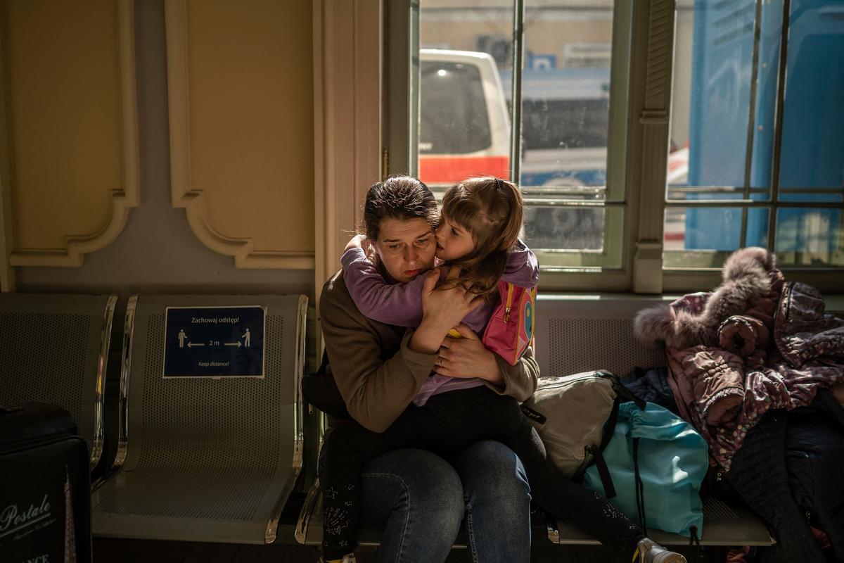 Un evacuado ucraniano abraza a un niño en la estación de tren de Przemysl, cerca de la frontera entre Polonia y Ucrania.