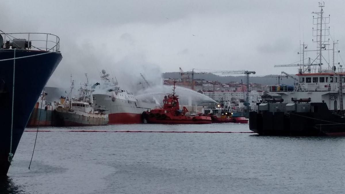 Incendio del pesquero Baffin Bay en el puerto de Vigo