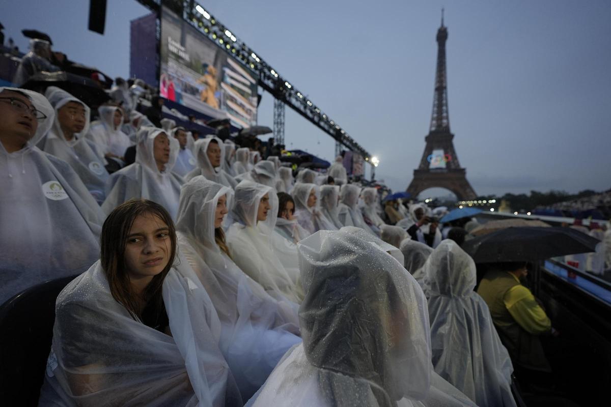 Espectadores bajo la lluvia en París durante la ceremonia de apertura de los Juegos Olímpicos de Verano de 2024