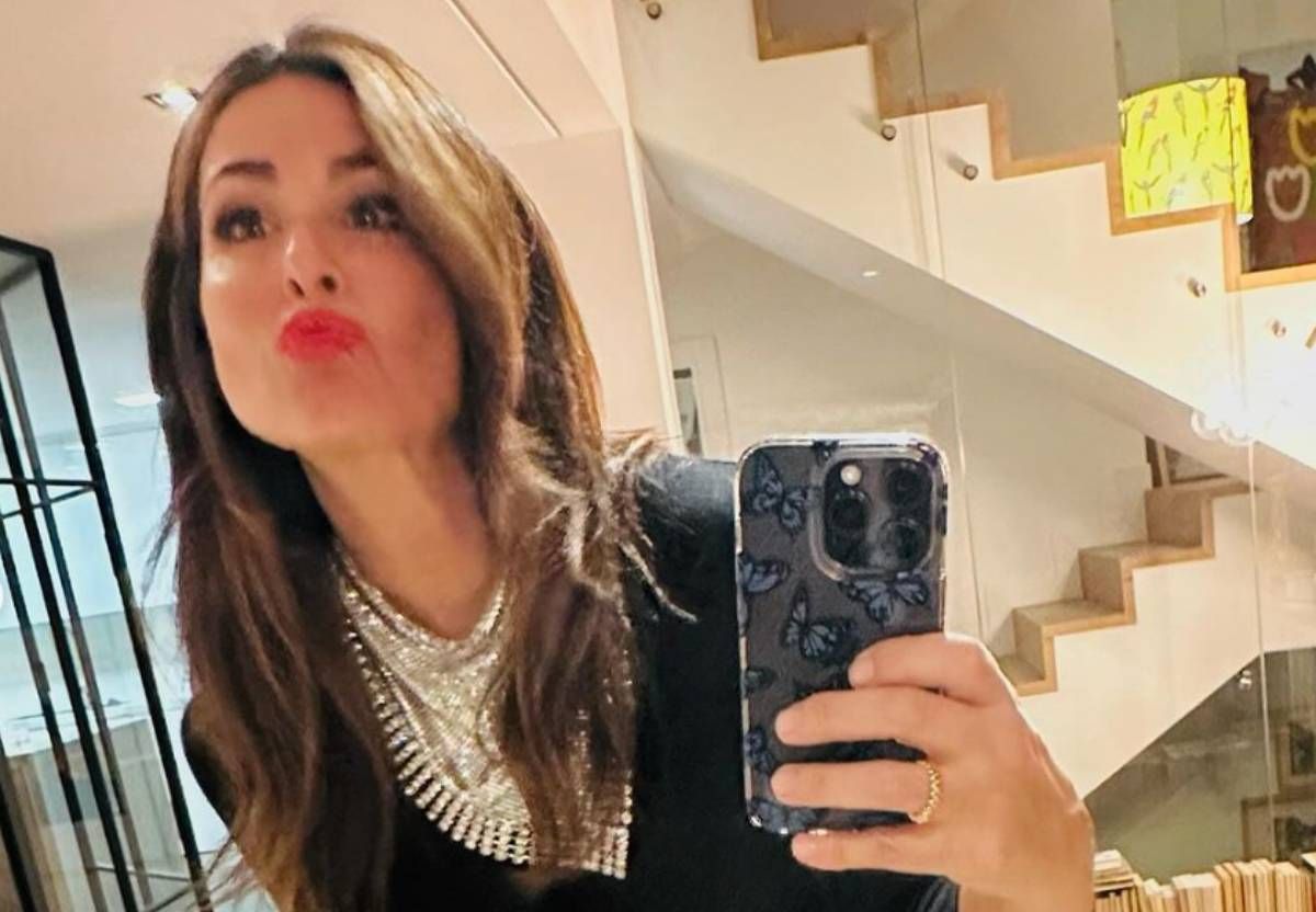 Nuria Roca con traje negro y collar pañuelo