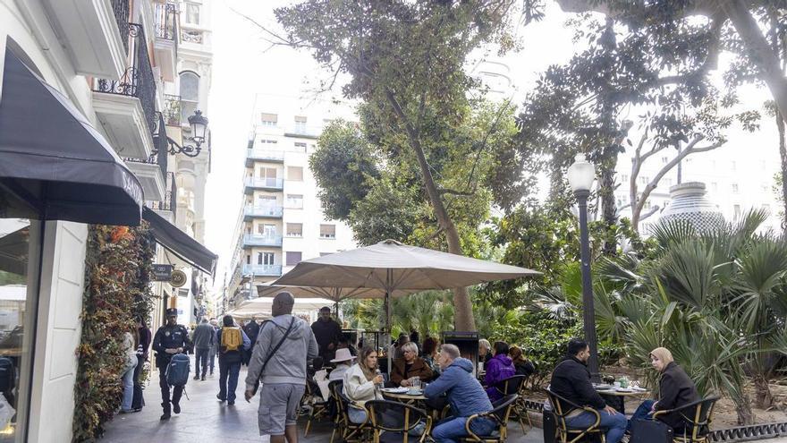 Los hosteleros de Alicante piden cierre general de terrazas en días de viento para que no haya “injusticias” entre negocios