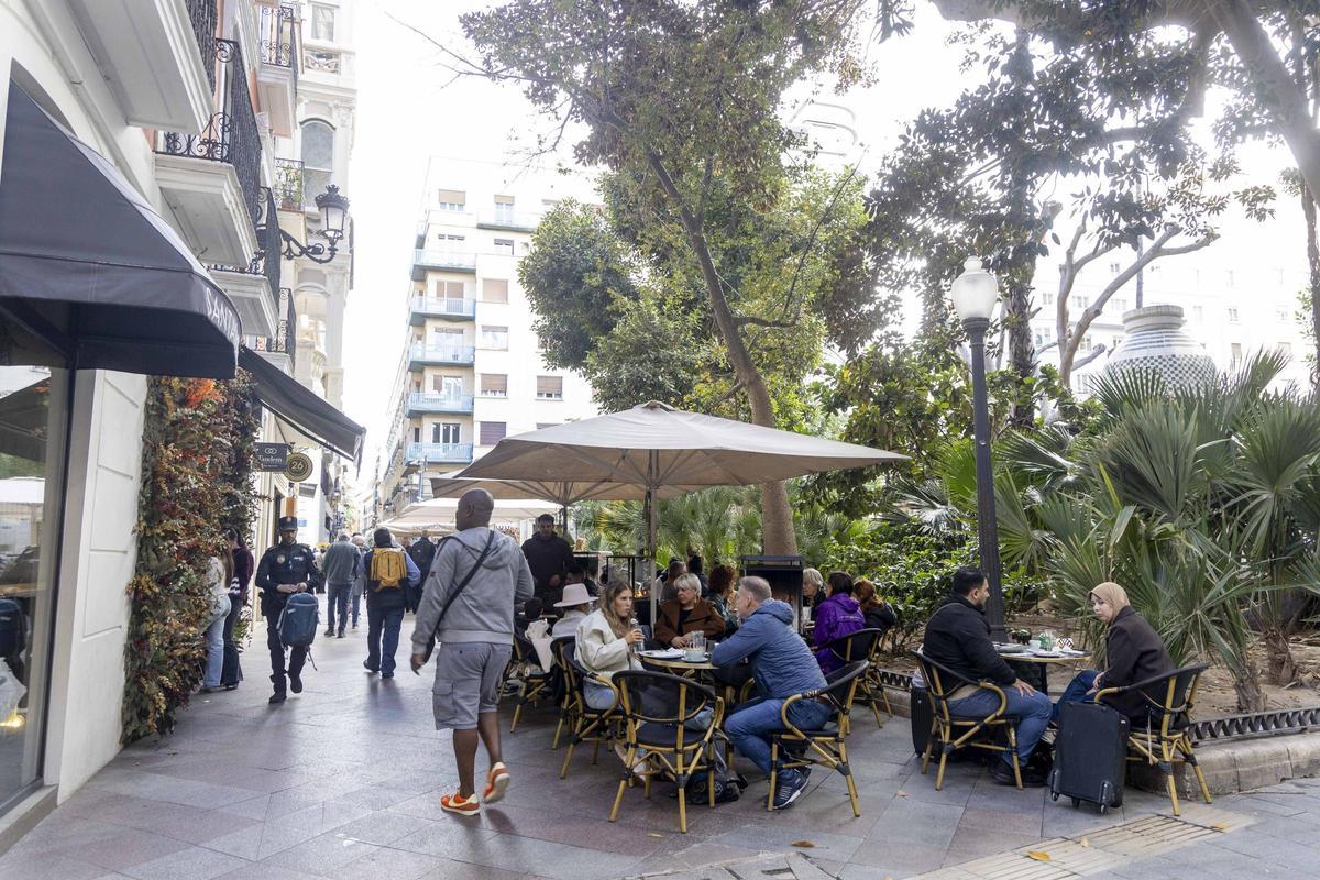 Los hosteleros de Alicante piden cierre general de terrazas los días de viento para que no haya “injusticias” entre negocios