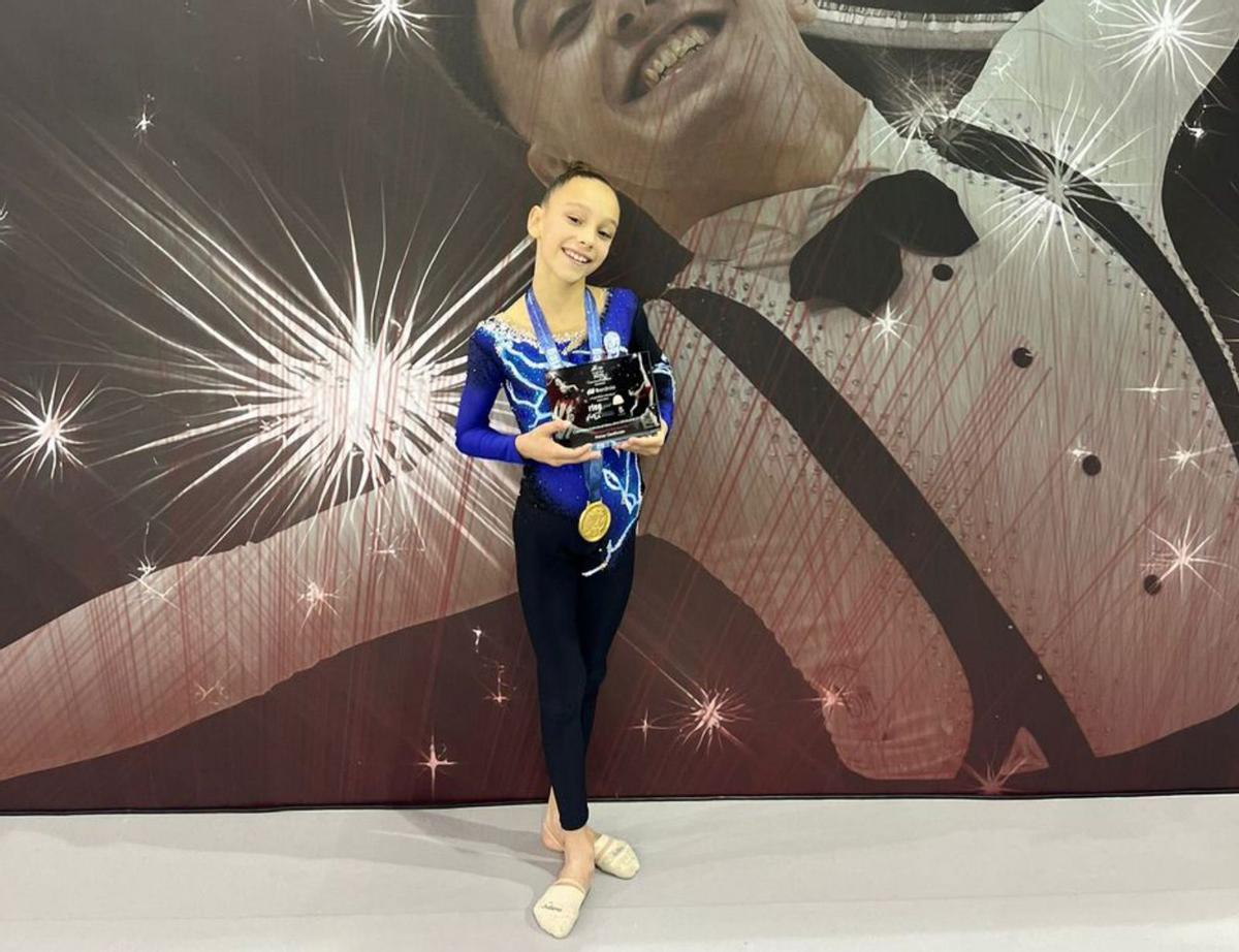 Alén Martínez, con los trofeos recientemente logrados. | FOTO CEDIDA A  LNE