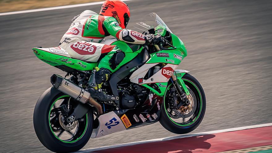 Guillem Erill sobre su moto en una prueba del nacional de Superbikes.