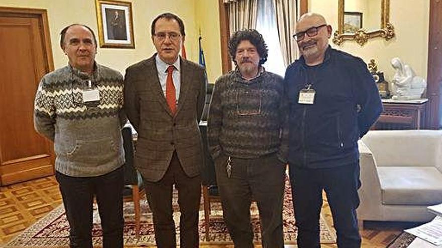 Ángel Blanco, en el centro, con la coordinadora de EeA Zamora.