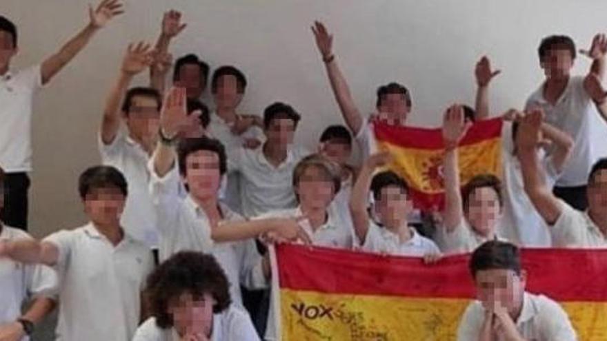 Varios alumnos de un colegio de Palma realiza el saludo fascista.