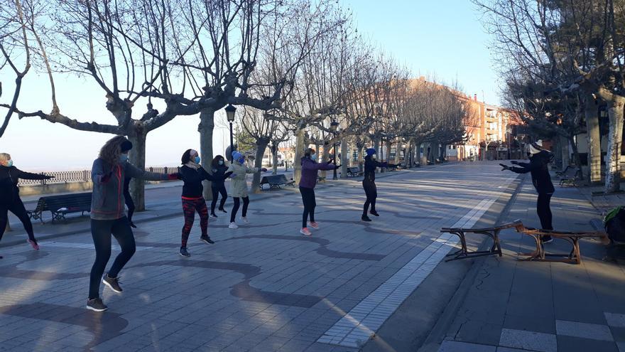 Gimnasia de mantenimiento en plena calle en Benavente, a pesar de las heladas