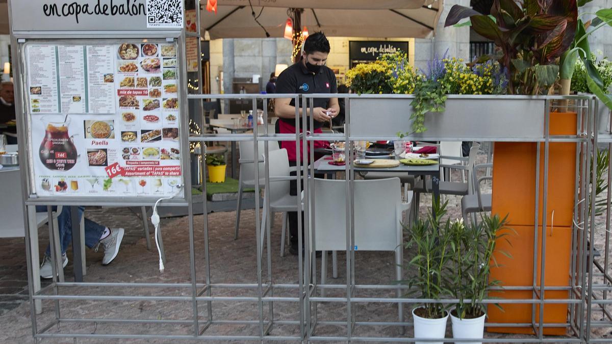 Un camarero en una terraza del centro de Madrid.