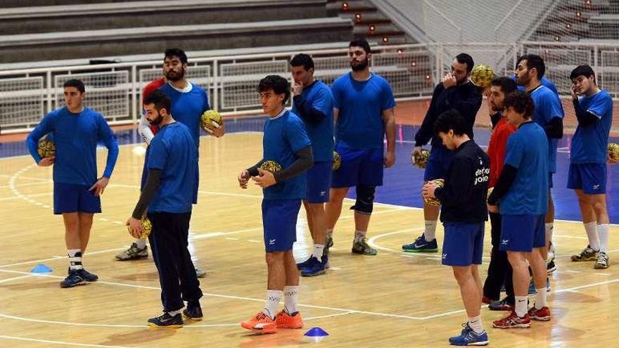 La plantilla teucrista volvió a entrenarse ayer.// Rafa Vázquez