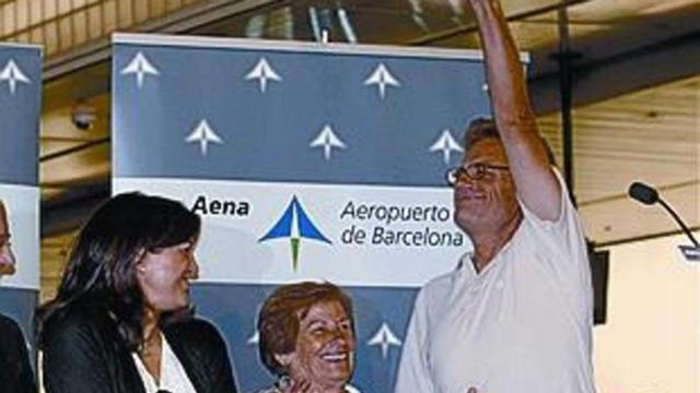 Roque Pascual, saluda, el lunes, en el aeropuerto de El Prat.
