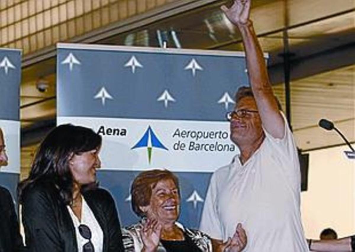 Roque Pascual saluda, dilluns,a l’aeroport del Prat.