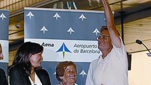 Roque Pascual saluda, dilluns,a l’aeroport del Prat.