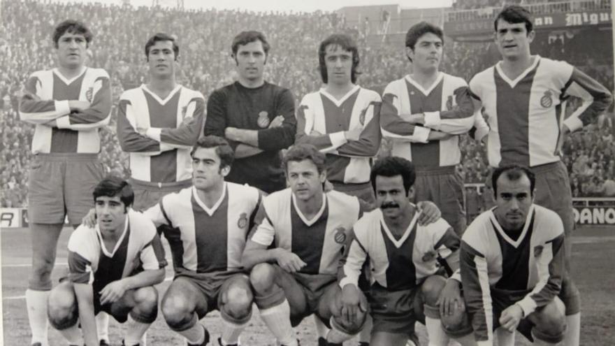 Antoni Carbonell, segon per l'esquerra de la fila inferior, en un partit amb l'Espanyol.