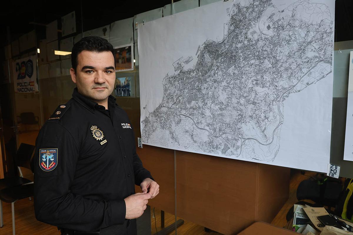 Iago García, en su despacho de la comisaría viguesa
