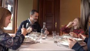 50 aniversari del rei Felip VI: Elionor es crema amb la sopa.