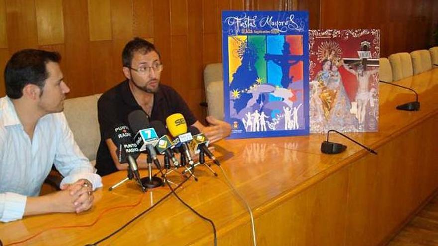 El edil de Fiestas y el diseñador Antonio Cayuela con el cartel y el póster