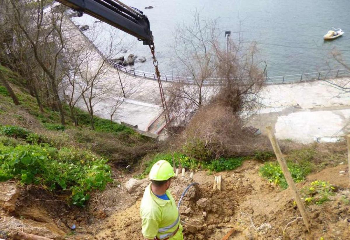 La carretera hacia Naval, en peligro de derrumbe tras unos desprendimientos