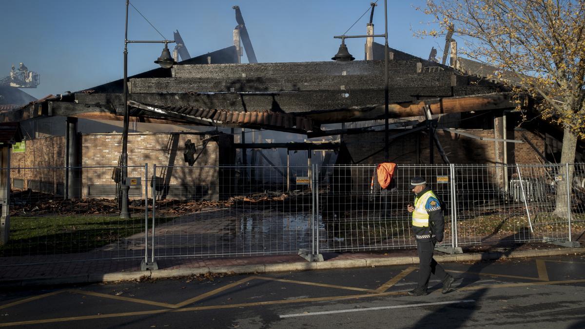 Un incendio destruye el centro comercial 'Octógono' de Gorraiz, junto a Pamplona