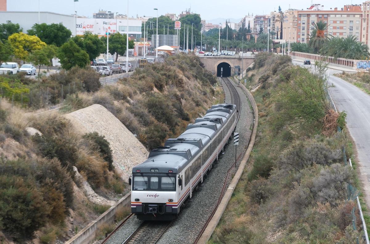 Tren de Cercanías de la línea Alicante-Murcia a su entrada en Elche