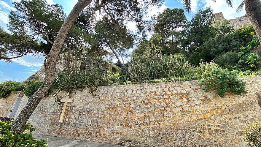 Es Revellí está situado en la plaza de España de Dalt Vila, al pie del baluarte de Santa Tecla.