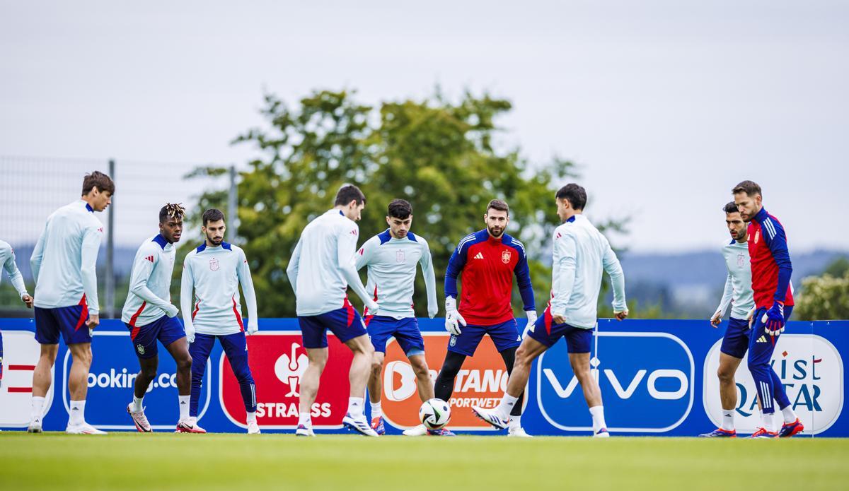 España cierra la preparación de su debut sin Laporte