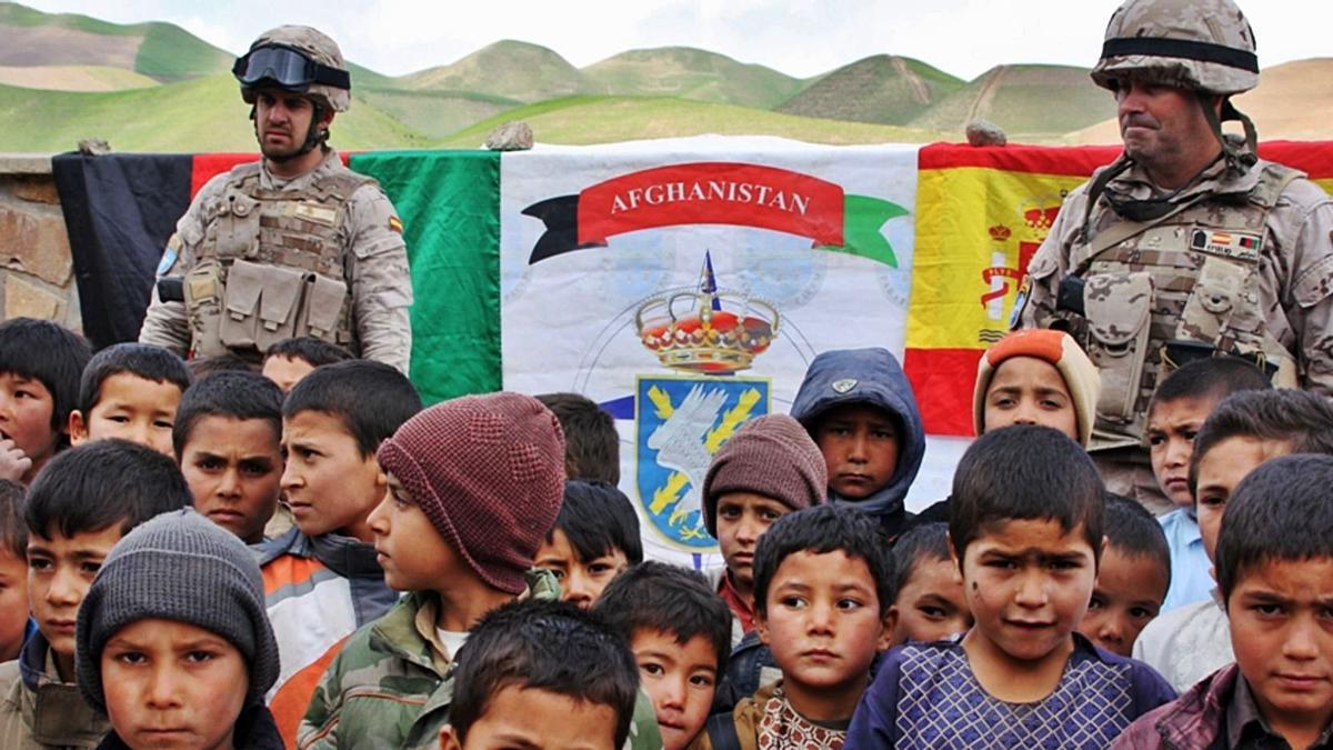 Niños junto a un soldado del Regimiento “Príncipe”. | MDE