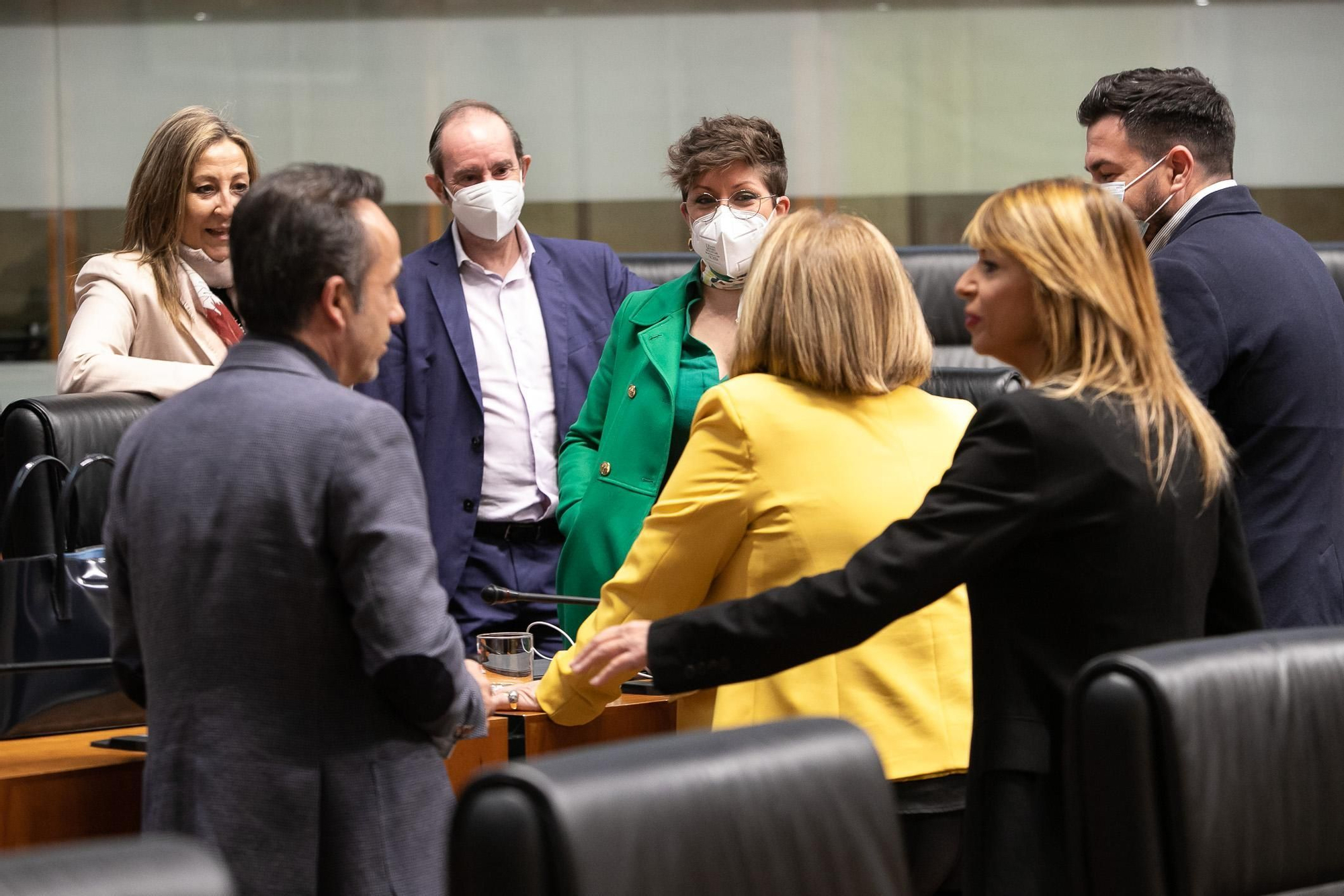 Diputados del PSOE charlando minutos antes del inicio del pleno.