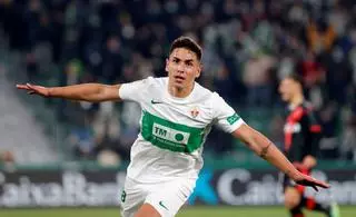 El Elche de los regresos sigue vivo: Ezequiel Ponce, atado