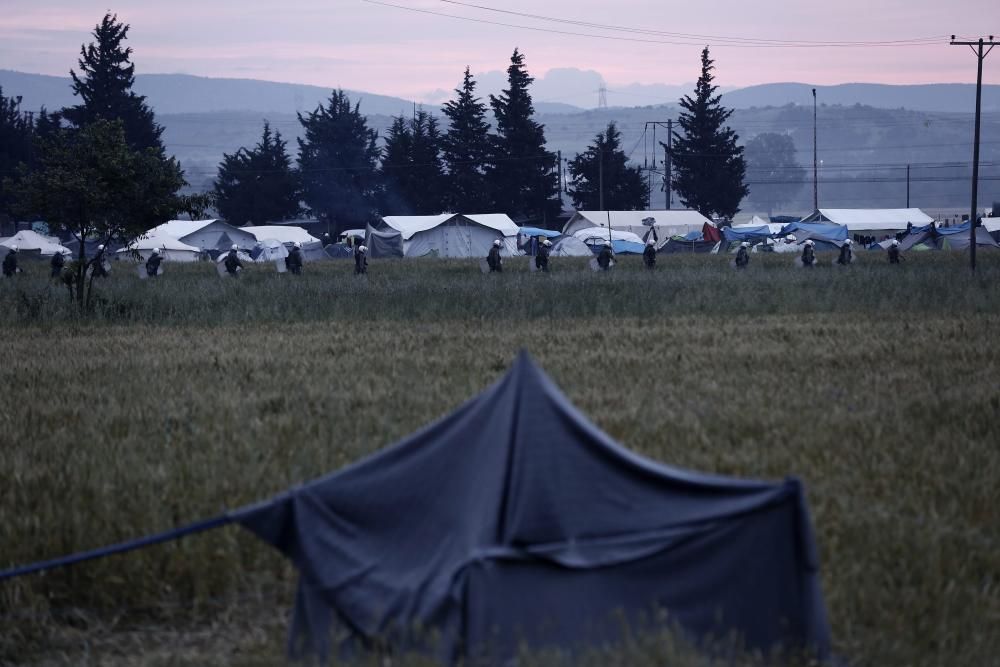 La policía griega comenzó esta mañana a desalojar el campamento improvisado de Idomeni, en la frontera con Macedonia, donde se encuentran más de 8.400 refugiados.