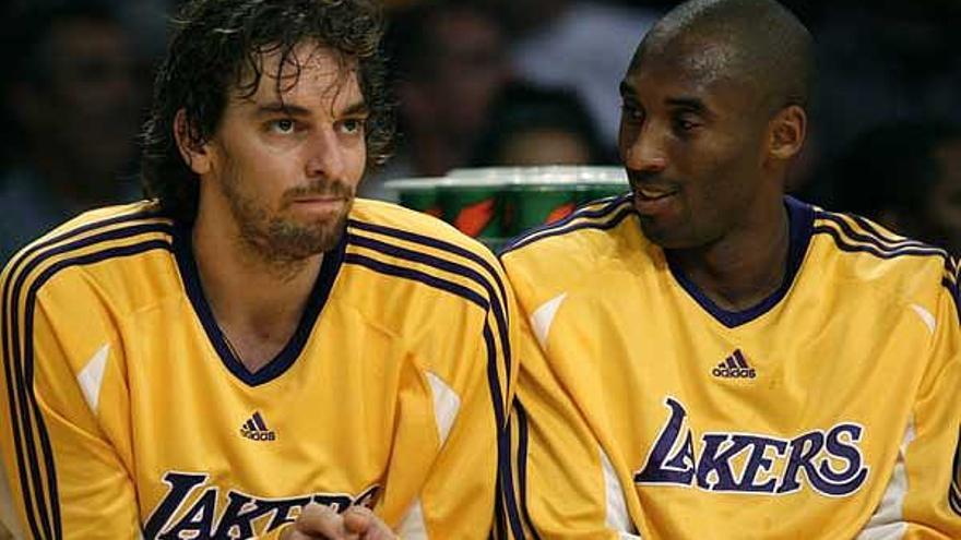 Pau y Kobe Bryant en el banquillo