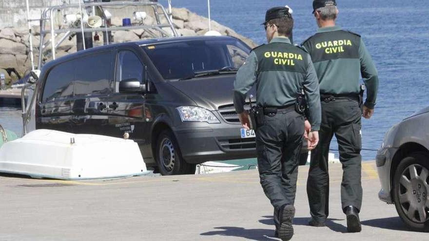 Agentes de la Guardia Civil trabajando en un operativo reciente en el puerto de Bueu. // Santos Álvarez