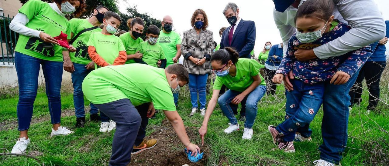 Colocación de ‘caja de los deseos’ con una serie de objetos simbólicos. En la imagen, miembros de la asociación con Mercedes Sanz y Pedro Justo.